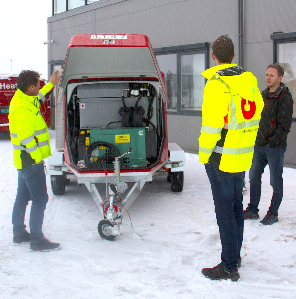 MOBILT VARMEKRAFTVERK: HeatWork karakteriserer sin ”Frostheater” som et rullende mini-varmekraftverk. Her studeres vidunderet av salgs- og markedssjef i Utleiesenteret, Morten Dahl (t.v.), teknisk ansvarlig i Utleiesenteret; Ole Blakisrud og salgsleder Tommy Larsen i HeatWork.