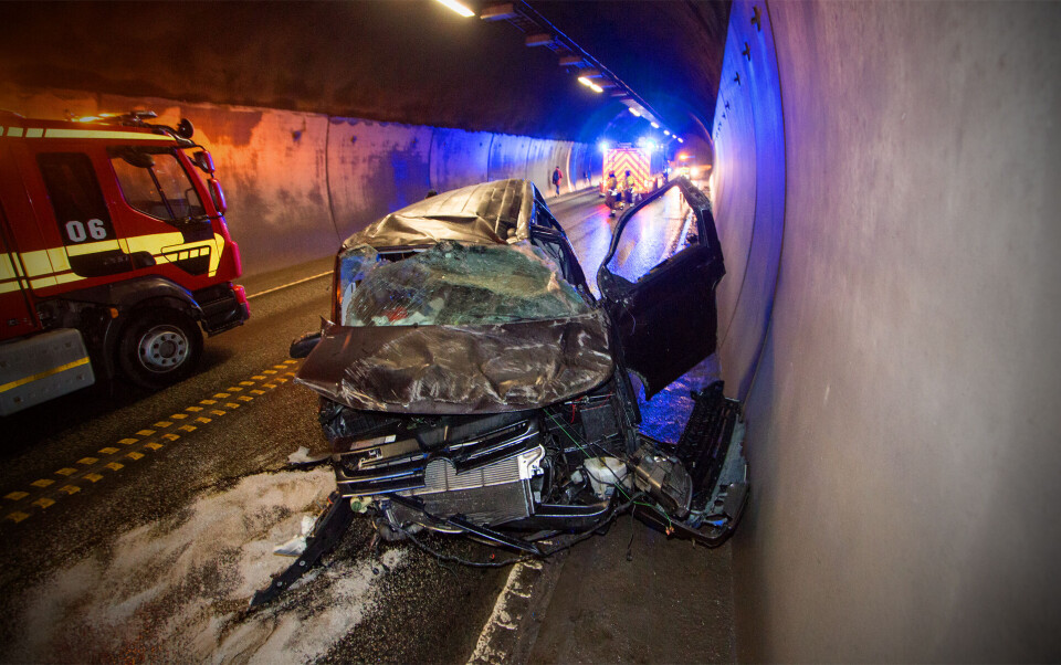 Vrak etter krasj i tunnelveggen: - Utrolig at det ikke gikk verre