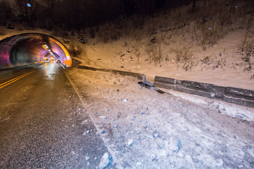Vrak etter krasj i tunnelveggen: - Utrolig at det ikke gikk verre