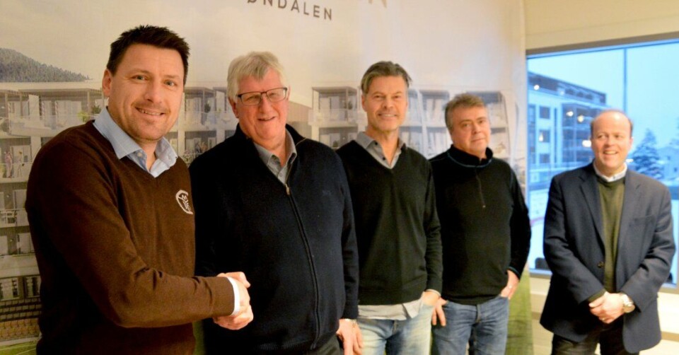 AVTALE: Kenneth Karlsen, Hans Kristian Seterlund, hovedtrener MIF a-lag, Vegard Hansen, prosjektleder Constø Øst, Ole Herlofsen og daglig leder Consto Øst, Roger Nygård. (FOTO: PRESSEBILDE)