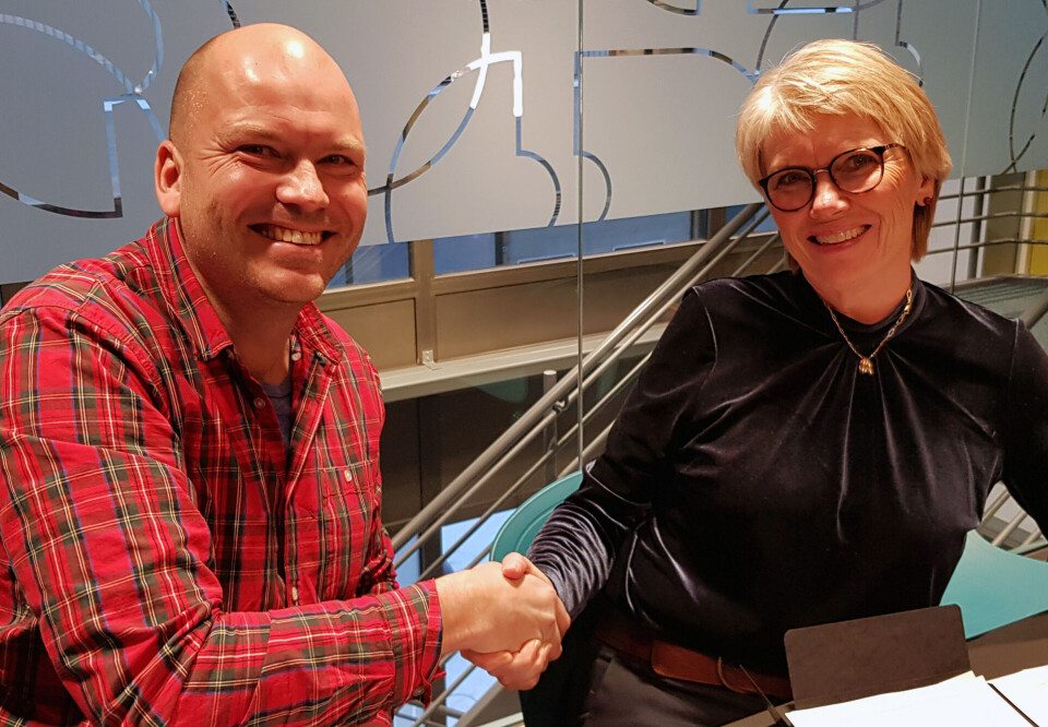 AVTALE: Administrerende direktør i Cautus Geo, Atle Gerhardsen, og prosjektsjef Hanne Anette Stormo i Drammen-Kobbervikdalen er fornøyd med å ha signert kontrakten.