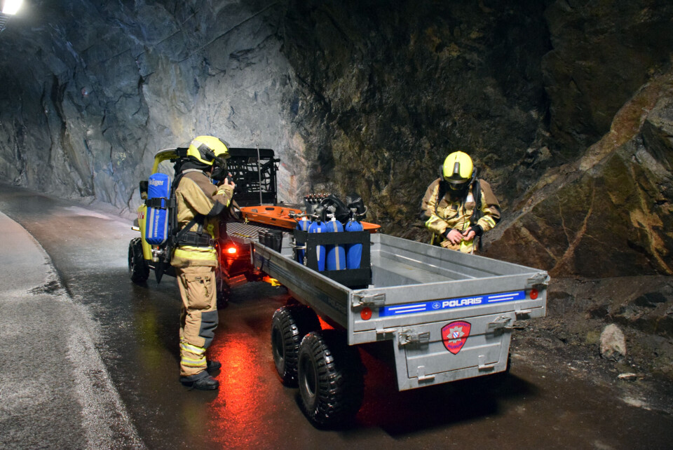 Vel nede gjøres det klart for å rykke inn i OslofjordtunnelenHer inne i Oslofjordtunnelen er det veldig få som vet at det faktisk går en tunnel til. Rett bak ståldøra suser trafikken forbi.Hurum brannvesen ved den «hemmelige» inngangen til Oslofjordtunnelen