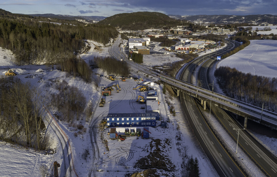 Riggområde for ny togtunnel er under oppføring ved Gulliksrud sør i Kobbervikdalen/Eik.Ved Danserud der Jernbane/hovedvei/lokalvei krysser, skal det bygges et tverrslag og forberedende arbeider er i gang.