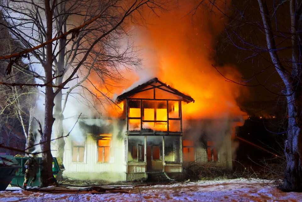 OVERTENT: Det ærverdige trehuset stod i full fyr da nødetatene ankom, og er å anse som totalskadd.