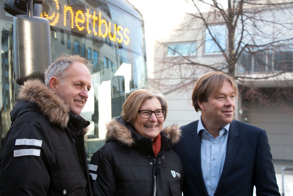 FORNØYDE: Det manglet ikke på gratulasjoner når Volvo overleverte bussene til Brakar og fylkeskommunen.