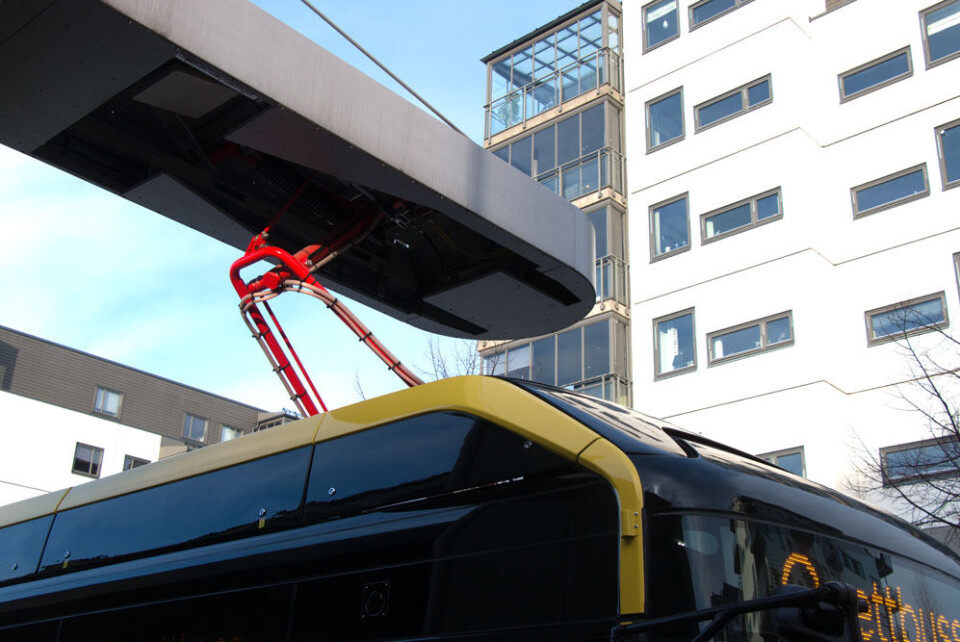 LADER: Plattform D er utstyrt med en lader som kan fullade en elektrisk buss på seks minutter. Den skal da ha 30 kilometers rekkevidde.