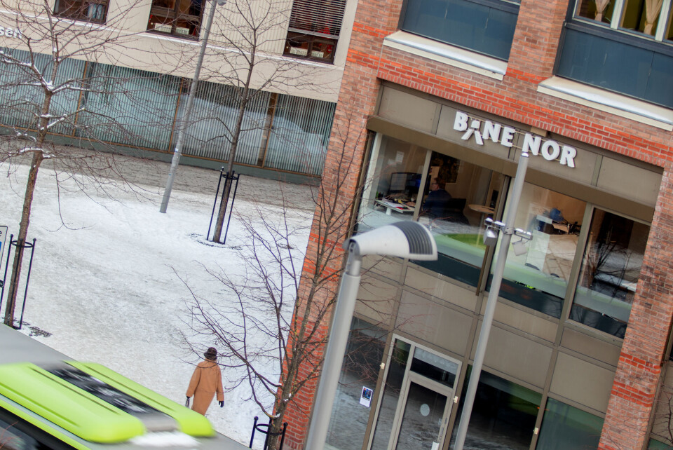 FASADEENDRING: Fredag gikk Kontorhuset-skiltene ned, og Bane NOR-skiltene opp på veggen. (FOTO: ALEXANDER JANSEN / DRM24)