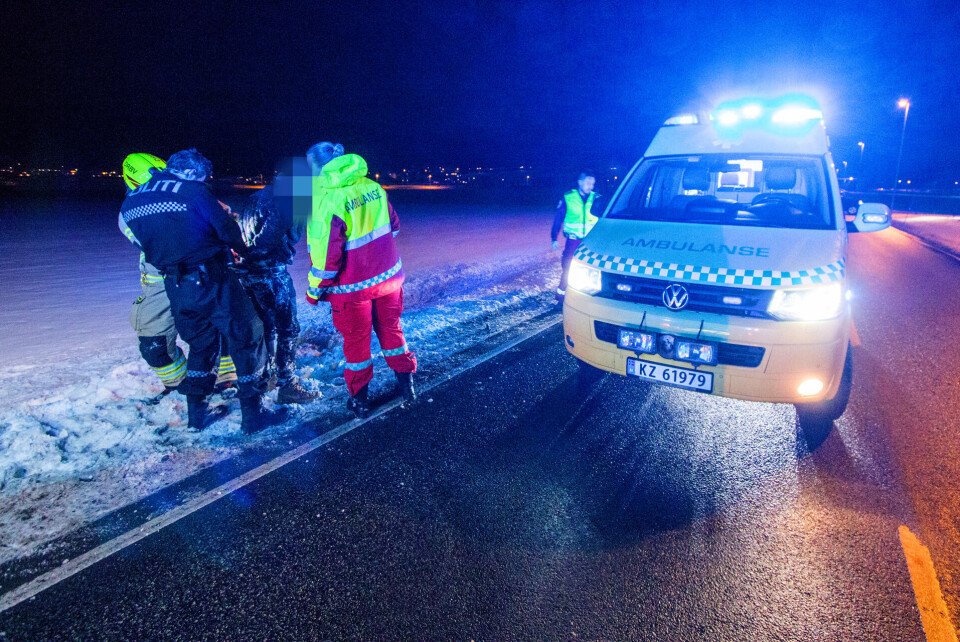 PÅGREPET: Her er mannen pågrepet i grøfta av politi og brannmannskaper.