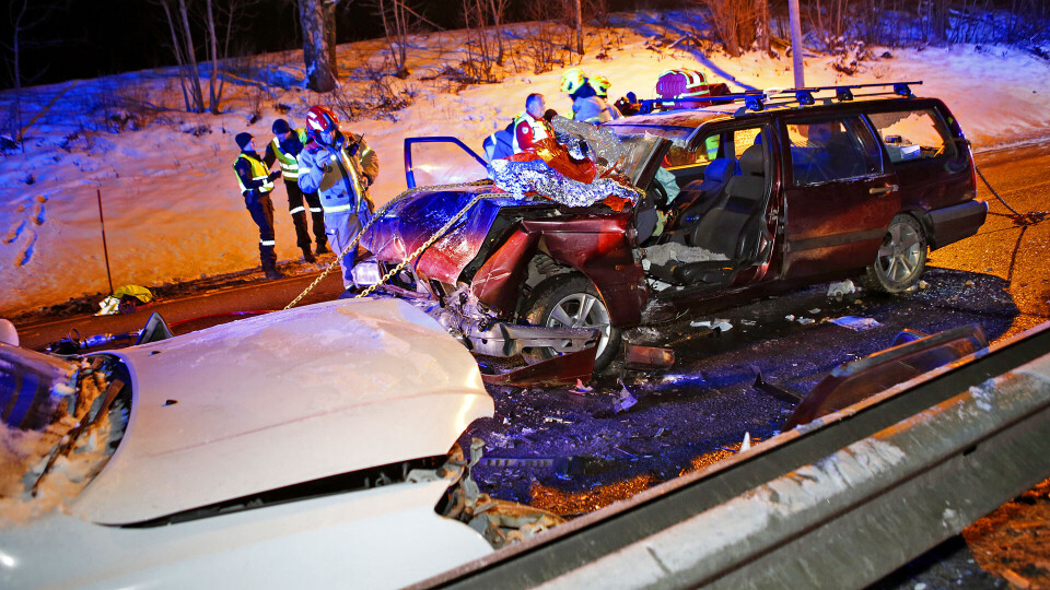FRIGJØRING: Brannvesenet måtte skjære en mann og kvinne ut av forsetene på Volvoen i bildet.