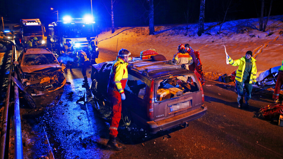 TOTALVRAK: Begge de to stasjonsvognene, en Toyota Avensis og Volvo 850, er fullstendig smadret etter ulykken.
