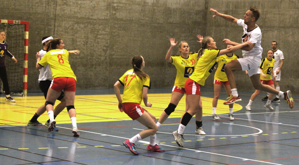MIF-gutta vant showkamp mot håndballjentene fra Hokksund