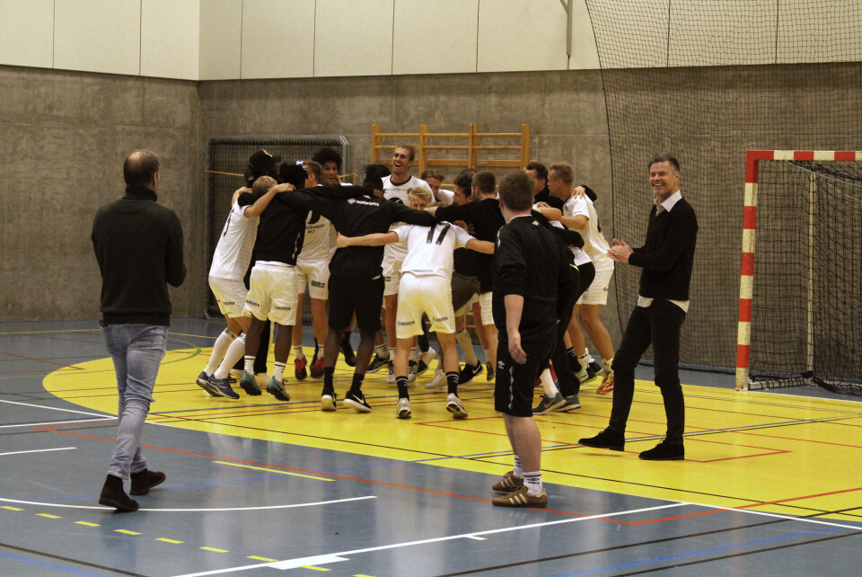 FEIRET: MIF-gutta jublet over ettmålsseieren i kveldens showkamp mot HILs damelag. Det var en uventet seier.