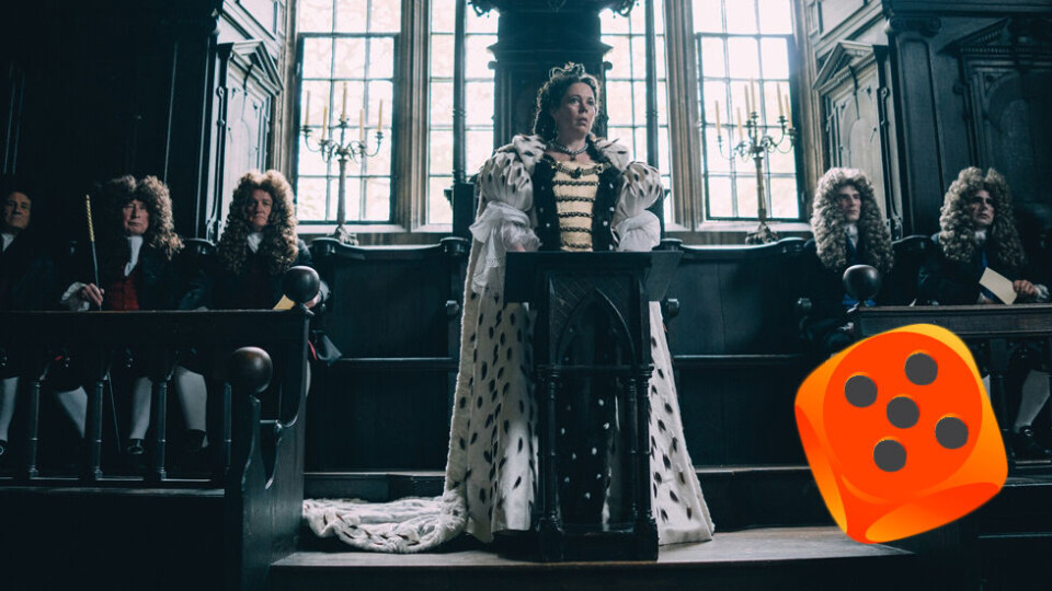 EKSENTRISK: Olivia Colman spiller dronning Anne, som taler til et parykkelskede kabinett av regjeringsmedlemmer.