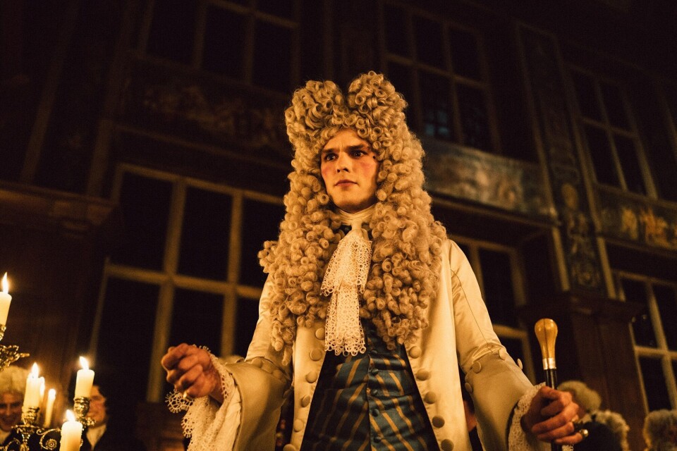 FORFENGELIGHETENS TID: I en tid hvor mennene er mer forfengelige enn kvinnene, kjemper lederen for opposisjonen Harley (Nicholas Hoult) mot den kommende krigen mot Frankrike.