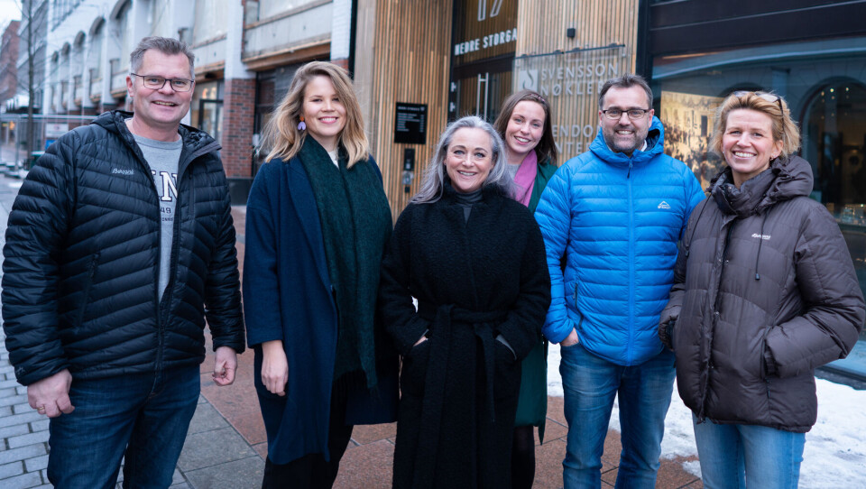 SAMLOKALISERER: Mellomlederne Jan-Erling Kristiansen(t.v.) og Eeva-Leena Muurman Holm, styreleder Ragnhild Larsen-Nyhus Haaning, mellomleder Hanne Bakken, daglig leder Erik Gabrielsen og mellomleder Janicke Langford.