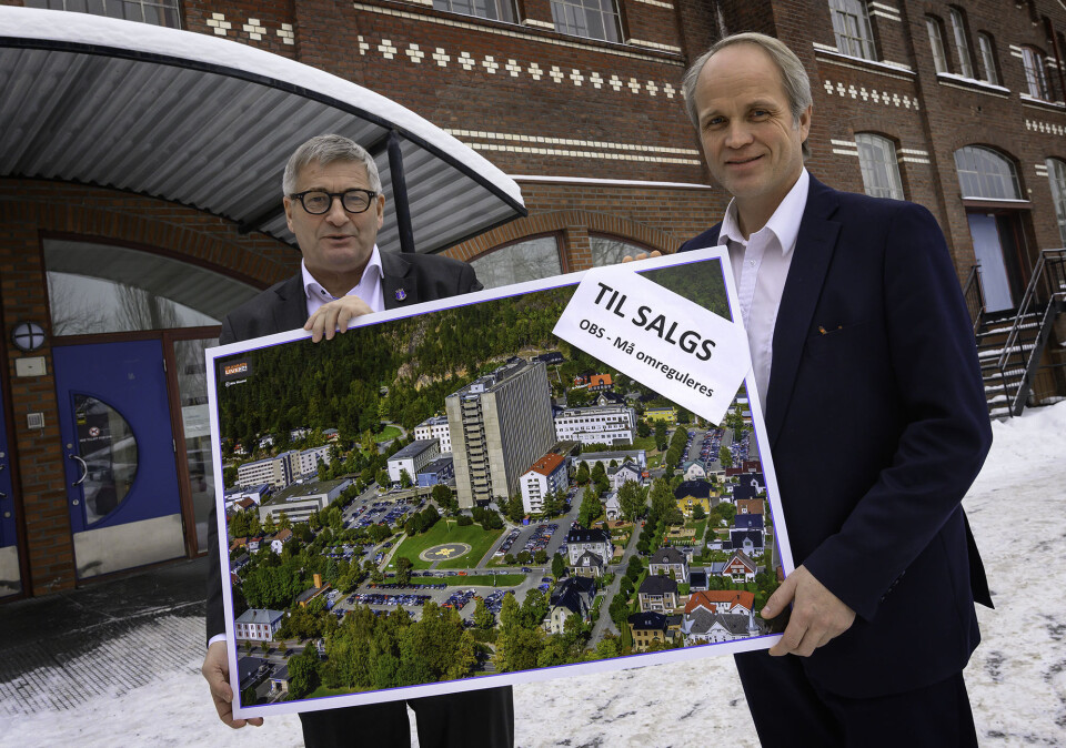 TIL SALGS: Ordfører Tore Opdal Hansen (t.v.) og Narve Furnes, klinikkdirektør i Vestre Viken HF, har startet arbeidet med å planlegge etterbruk av sykehuset og legge 100 mål av Drammens eiendomsmessige indrefilet ut for salg.