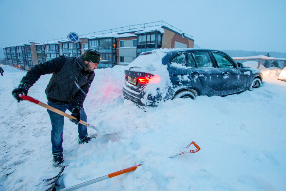MÅTTE TA SKUFFA FATT: Redwan Akpxi var en av mange som måtte måke løs bilene på Fjell fredag morgen.