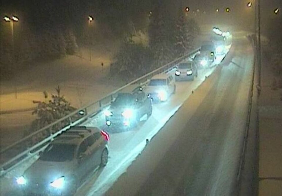 LANGE KØER: Her på E134 ved Darbu torsdag ettermiddag etter flere trafikkuhell mellom Kongsberg og Nedre Eiker.