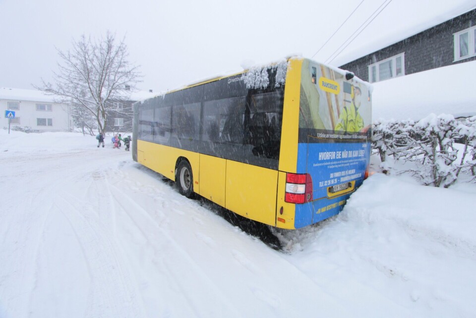 Leddbuss uten kjetting havnet i grøfta på Fjell - igjen