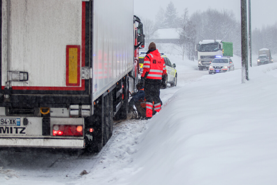 EIKHAUGEN: To utenlandske vogntog sperret bakkene opp fra E18 fredag ettermiddag.