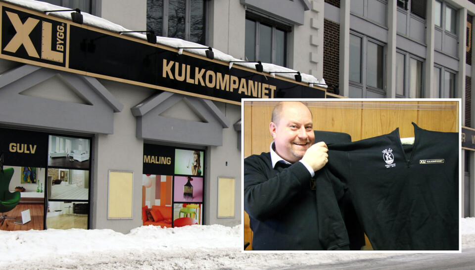 STOLT: Daglig leder Espen Ellingsen har vokst opp med Kulkompaniet. Her viser han stolt frem bedriftens jubileumsgenser.