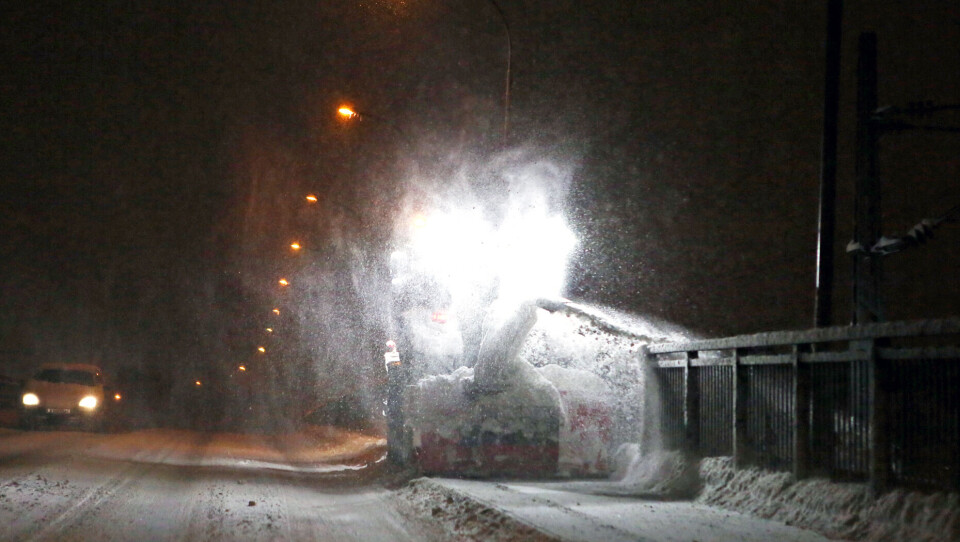 ULOVLIG? Denne traktoren freser snø fra Holmen- og Strømsøbrua og ut i elva.