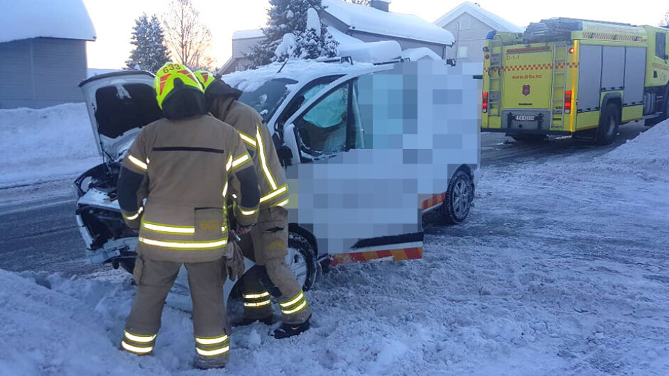 AUSTAD: Ifølge politiet skal det ha vært tre biler involvert i ulykken. (FOTO: TROND BORGEN / DRM24)