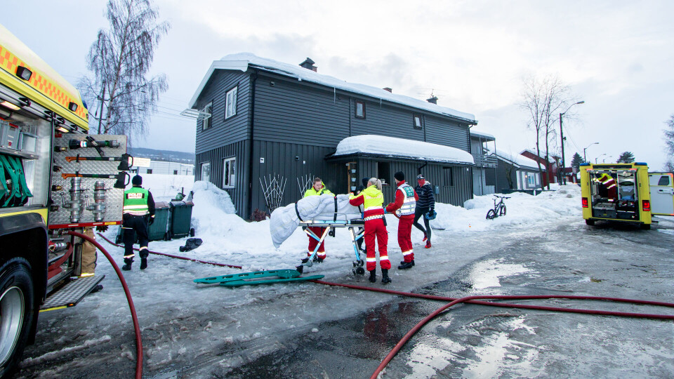 Kvinne reddet ut av røykdykkere under brann i flermannsbolig