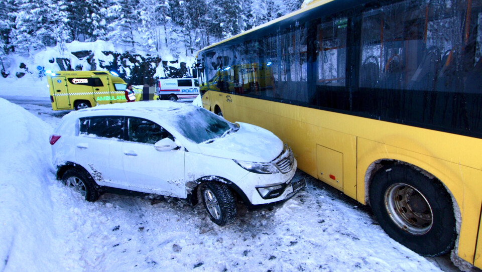 KONNERUD: Store materielle skader på både buss og bil. (FOTO: ALEXANDER JANSEN / DRM24)