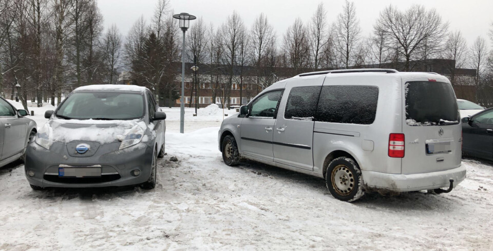 LITE SAMARBEIDSVILLIGE: Slik står flere av bilene parkert daglig. Elevene mener mangelen på parkering kunne vært redusert.