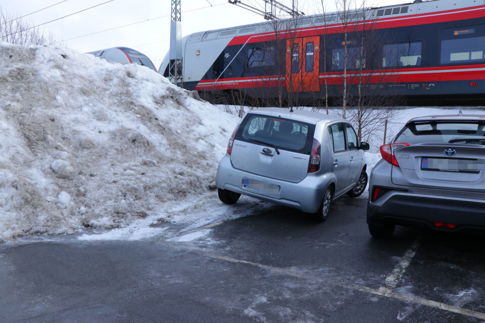 MANGLER P-PLASSER: Pendlerne klager stadig vekk over manglende parkeringsplasser på togstasjonene, mens kommunen legger igjen snøhauger på de få plassene som eksisterer. (FOTO: STEINAR WEDVIK / DRM24)