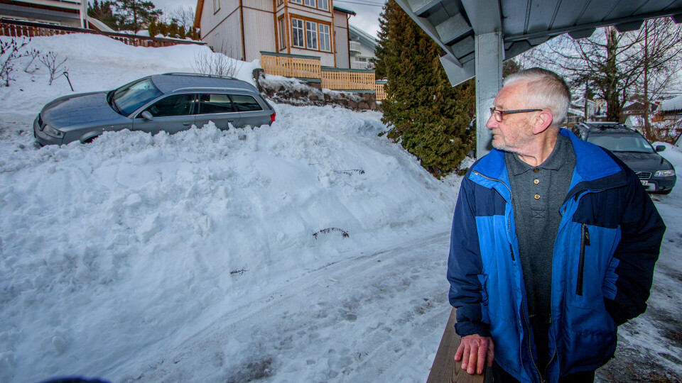 OPPGITT: Nabolaget fortviler over glatte småveier og hvordan kommunen nedprioriterer skraping. (FOTO: ALEXANDER JANSEN / DRM24)