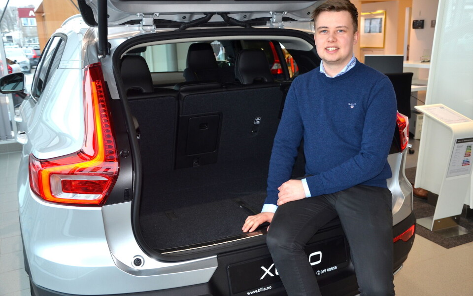 POPULÆR BIL: Nyeste tilvekst til Volvo-salgsteamet hos Bilia er Stian Martinsen, her med populære XC40.