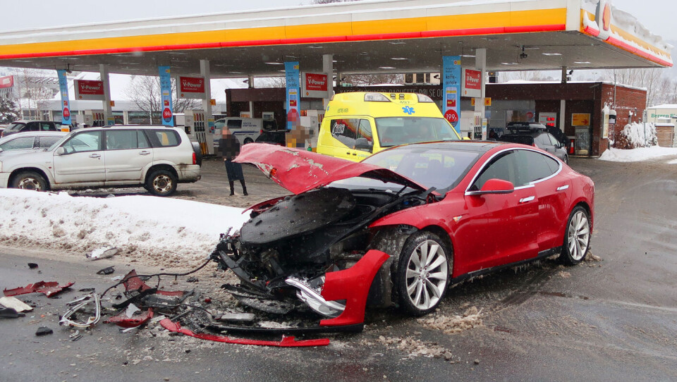 TOTALVRAK: En nesten ny Tesla Model S blir spiker etter en krasj mot en lastebil på Shell, Kjellstad i Lier.