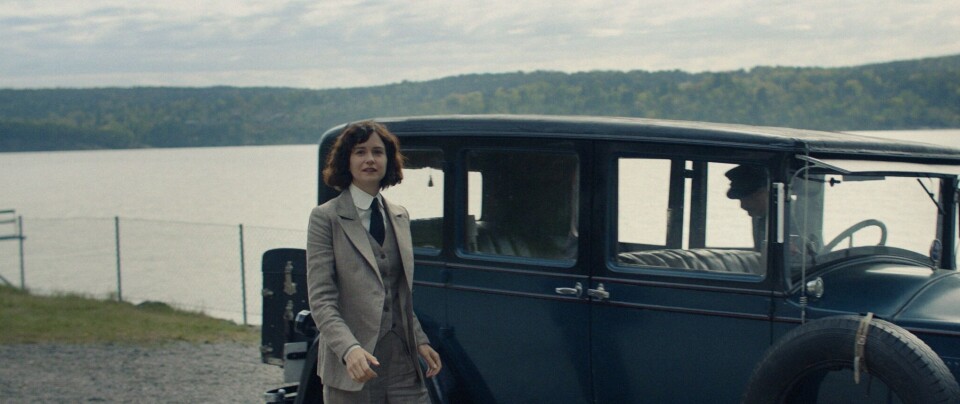 GIFTE KVINNER: Filmen gjør et poeng ut av Roald Amundsen tiltrekning mot gifte kvinner, her ved Bess Magids spilt av Katherine Waterston.