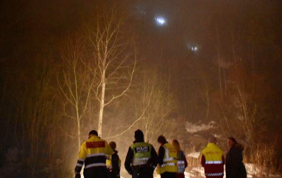 SØK: Mannskaper fra Hurum Brannvesen skimtes igjennom tåke og kupert terreng i det de tar seg opp mot fjellhyllen.