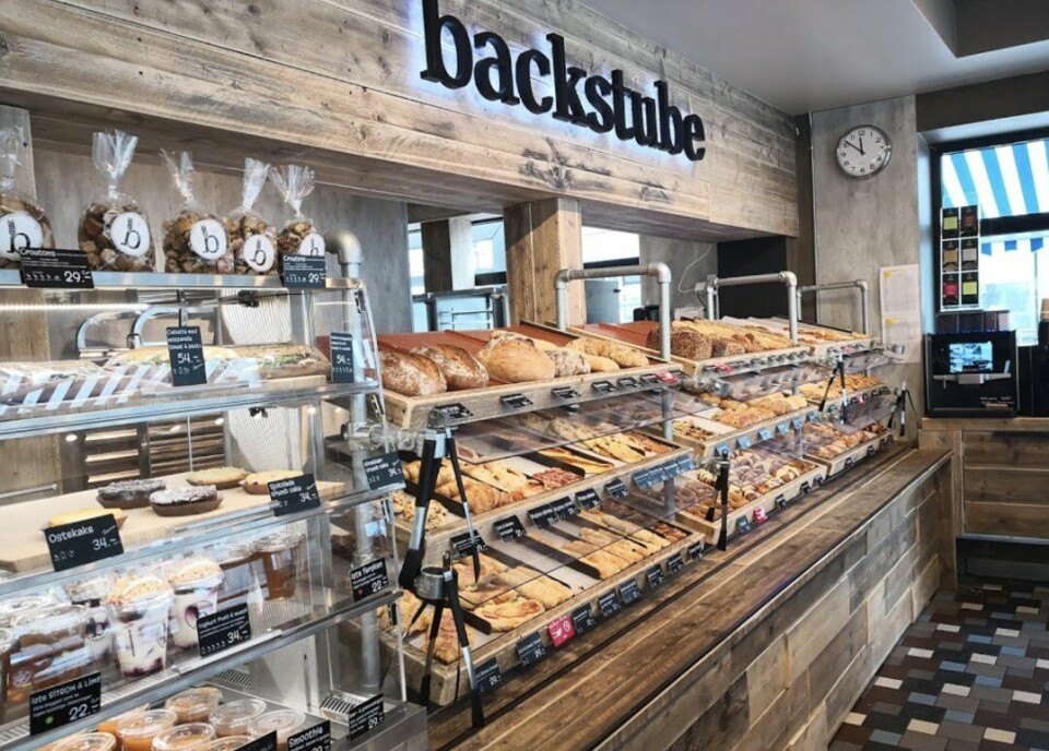 LIKE BAKERIER: Alle bakeriene til Backstube skal se like ut, og materialene er gjenbruk - laget av et firma i Kristiansand. Her fra et av bakeriene i Oslo. (FOTO: BACKSTUBE)