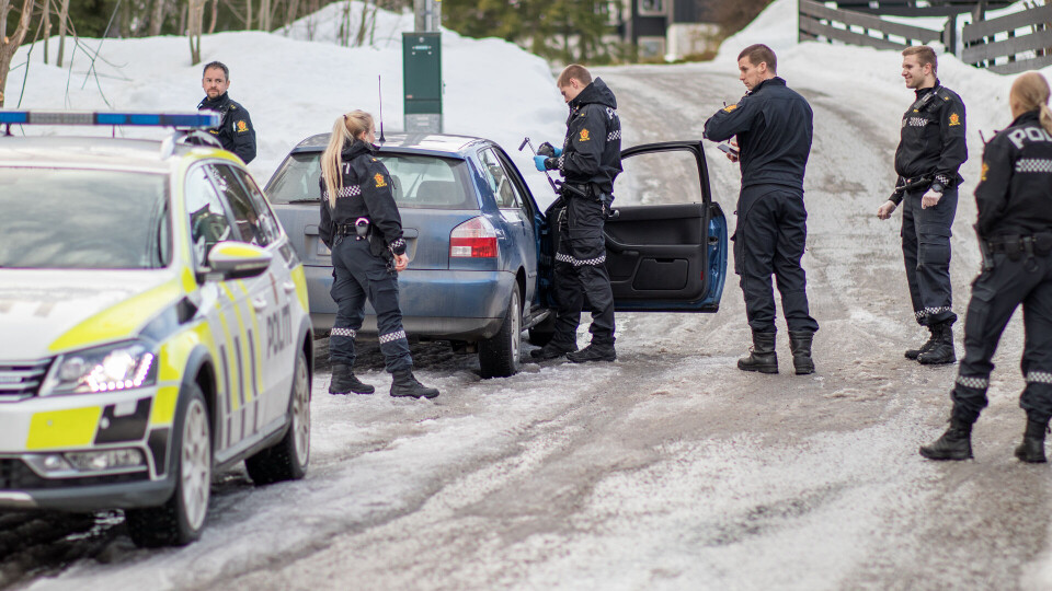 HER STOPPET FERDEN: Politiet fant både stjålet bil og de to ombord i Kollerudveien på Konnerud.