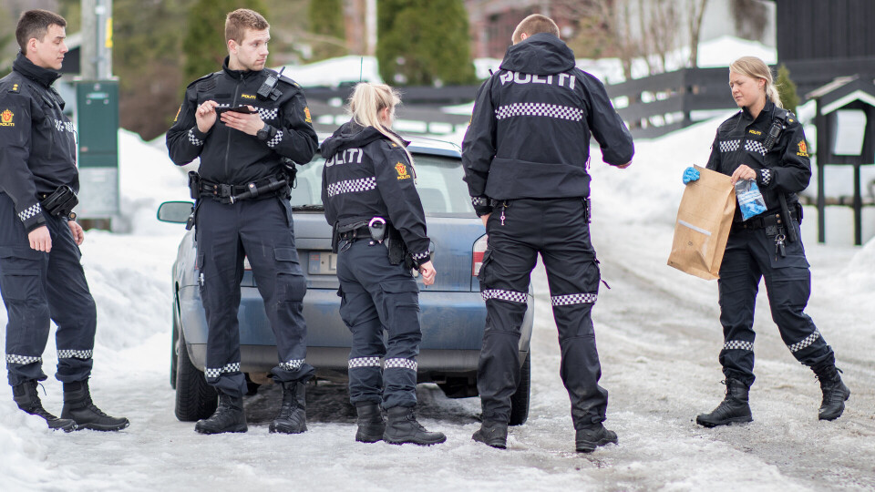 BESLAG: Politiet sikret flere bevis fra bilen og området rundt.