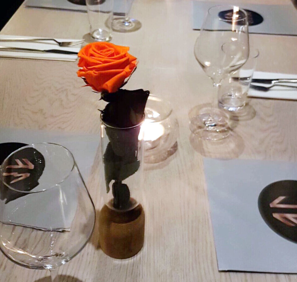 ASK & LOKE: De oransje rosene er plassert på alle bord og lyser opp lokalene. Nå ønsker Jeena å satse mer på hotell- og restaurantbransjen. (FOTO: PRIVAT)