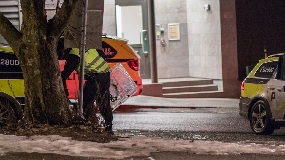 SJEKKET UT HYL OG SKRIK: Tre politipatruljer med skjold aksjonerte på en adresse etter melding om hyling og skriking og at en kvinne hadde løpt fra stedet. Politiet skal ikke ha funnet noe mistenkelig.