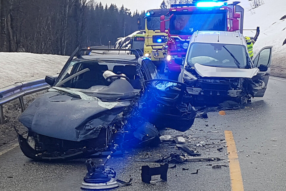 VRAK: Begge bilene ble totalvrak i krasjen.