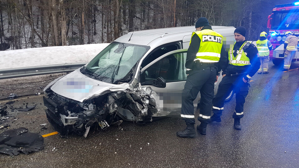 Mann til sykehus med luftambulanse etter frontkollisjon i Røyken