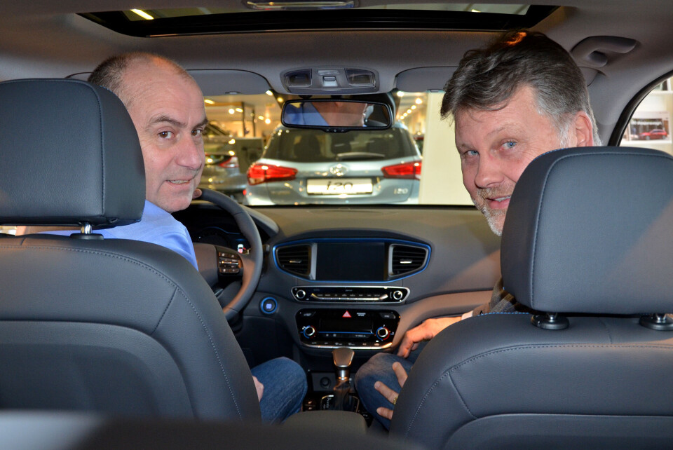 STORE SMIL: Helge Støle (t.v.) og Dag Ugstad i Centralgaragen gleder seg over sterke Hyundai-tall for tiden.