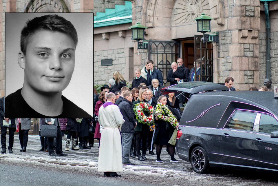SISTE REIS: Her legger storesøster Nanna Warsla Meen ned blomster på kisten til lillebroren.