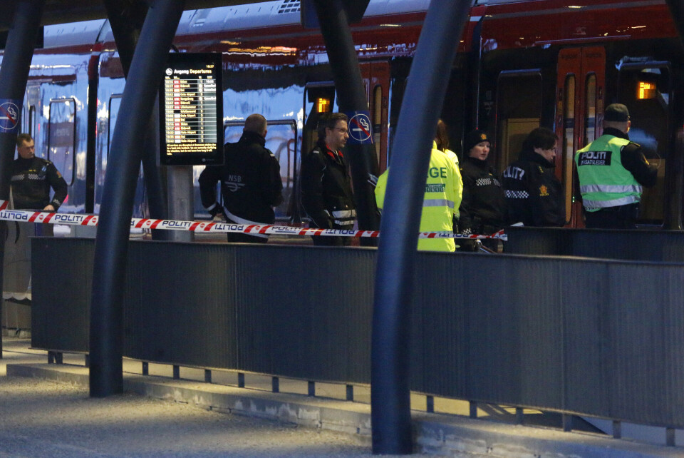 Brannvesenet bistod også på stedet i tillegg til politi og helsepersonell.