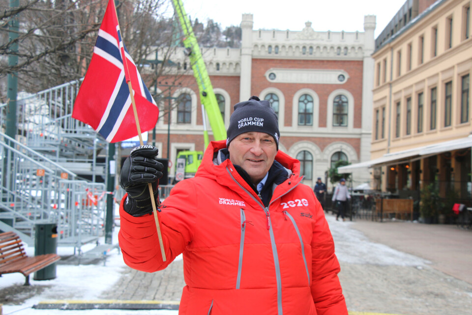 BLID VERT: Ordføreren har rekordmange på besøk i rådhuset under årets skisprint, men tar seg likevel tid til å veive flagget på torget.