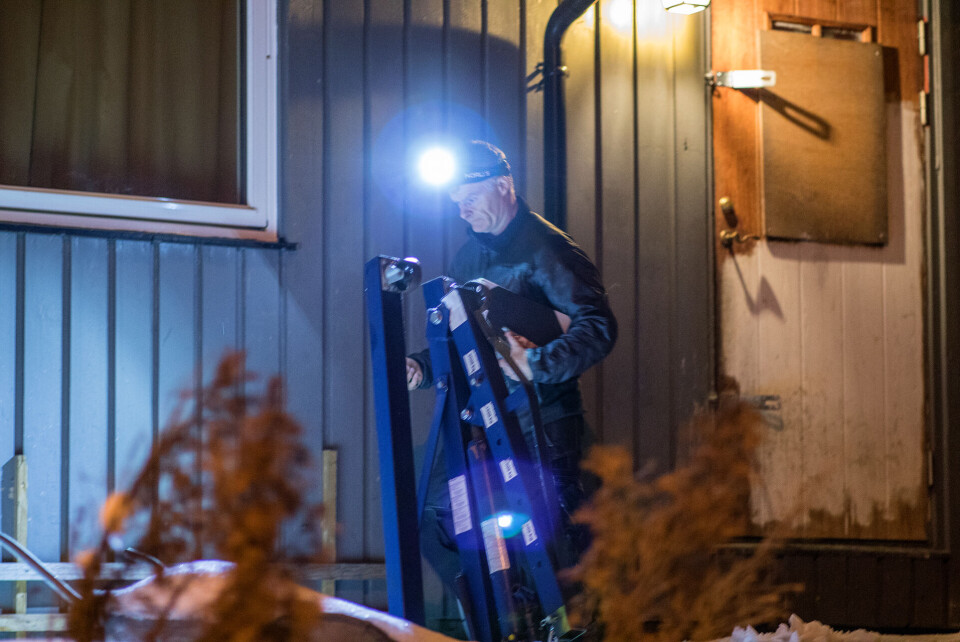 BESLAG: Krimteknikere fra politiet finkjemmet adressen i mange timer onsdag kveld.