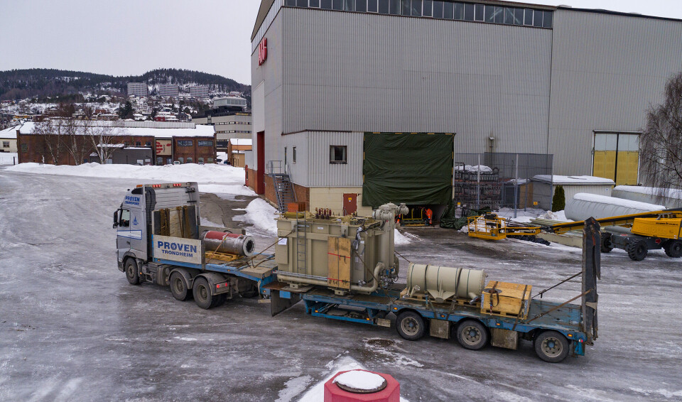 SISTE FLYTTELASS: Siste transformator på vei ut fra ABB-tomta på vei til nye industrilokaler i Kobbervikdalen.