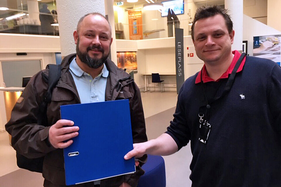 FORMALITETENE UNNAGJORT: Anders Lunde overleverer valglisten til sekretær for valgstyret i Nye Drammen, Vegard Hetty Andersen (t.h.).